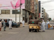 کراچی پولیس کورونا حفاظتی لباس کیساتھ فرائض سر انجام دینے لگی