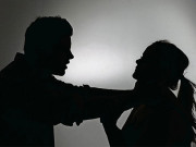 شوہر نے بیوی کو تشدد کا نشانہ بناکر تیسری منزل سے دھکا دے دیا