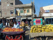 شبقدرمیں پولیس آفیسرکا ریڑھی بانوں پرتشدد ویڈیووائرل