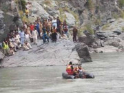 کراچی سے سیر کیلیے گئے باپ بیٹا دریائے نیلم میں بہہ گئے