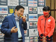 جاپانی شہر کے میئر نے ایتھلیٹ کا گولڈ میڈل چبا کرخراب کر دیا