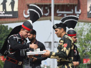 پاکستان کا 75 ویں یوم آزادی پاک رینجرز اور بی ایس ایف انڈیا میں مٹھائی کا تبادلہ