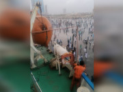 کراچی سی ویو سیکیورٹی ہٹانے پر شہری پھنسے ہوئے جہاز پر چڑھ گئے