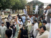 ٹرینیں گھنٹوںلیٹٹکٹ واپسی پرکٹوتی ہوتی ہےمسافر