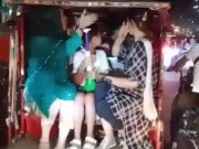 لاہور میں چنگچی میں بیٹھی لڑکی سے اوباش نوجوان کی غیراخلاقی حرکت