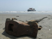 کراچی سی ویو پر پھنسا جہاز سمندر میں کھینچنے کے بعد دوبارہ ساحل پر آلگا