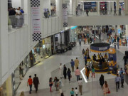 لاہور شاپنگ مالز میں بغیر ویکسینیشن افراد کو گرفتار کرنے کا فیصلہ