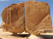 دو برابر حصوں میں تقسیم چٹان سعودی عرب کا ارضیاتی عجوبہ