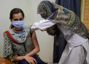 سندھ میں ہیلتھ کیئر ورکرز کو کورونا کی بوسٹر ڈوز لگانے کا فیصلہ