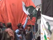 پاکستانی پرچم اتارنے والا طالب گرفتار واقعے پر معذرت خواہ  ہیں ذبیح اللہ مجاہد