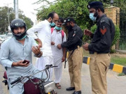 کراچی میں کورونا ویکسین کارڈ نہ ہونے پر سیکڑوں شہری گرفتار