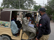 کراچی میں ویکسی نیشن کارڈ نہ رکھنے پر 33 شہری گرفتار