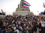 تھائی لینڈ انتخابات سے ایک دن قبل حکومت مخالف مظاہروں میں شدت شیناوترا سے استعفے کا مطالبہ