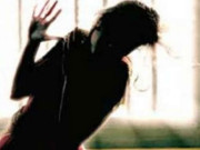 کراچی میں گھرکی دہلیز پر کھڑی خاتون پرخاتون نے تیزاب پھینک دیا