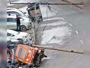 کراچی گلستان جوہر میں شاپنگ مال کے سامنے تیز ہواؤں کے باعث 3 کھمبے گر گئے