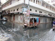 کراچی ڈوب رہا ہے گٹر کھلے ہیں اور لوگ مر رہے ہیں عدالت