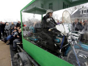 وصیت کے مطابق امریکی شہری کی میت کو موٹرسائیکل پر بٹھاکر دفنایا گیا