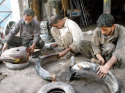 بے روزگاری اور معاشی مشکلات تعلیم یافتہ نوجوان بھی موٹر سائیکلوں کے ڈینٹر بننے لگے