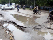 کراچی؛ بارش کے بعد سڑکوں کی تباہ حالی؛ سوئی سدرن نے کھودی گئی سڑکوں کی کتنے ارب ادائیگی کی؟