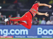 فیاض بٹ نے اپنی گیند پرمشکل ترین کیچ تھام کرسب کوحیران کردیا