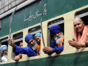 دربار صاحب کرتار پور آنے والے سکھ یاتریوں کیلیے ٹرین سروس بحالی کا فیصلہ