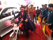 شوہر نے بیوی کو سالگرہ کے دن تحائف سے تول دیا