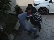 گھر کی دہلیز پر ڈکیتی کے دوران خاتون اور ڈاکو آپس میں گتھم گتھا ویڈیووائرل