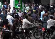 حکومت اور پیٹرولیم ڈیلرز کے درمیان معاملات طے پاگئے پیٹرولیم بحران کا خطرہ ٹل گیا