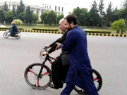 سینیٹر بہرہ مند سائیکل پر پارلیمنٹ پہنچ گئے