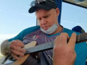 میتھیو ہیڈن بس میں سفر کے دوران گٹار بجا کر گانا گاتے رہے