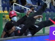 گلین فلپس چوکا بچانے کی کوشش میں باؤنڈری وال سے ٹکرا کر گر پڑے