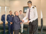 دنیا کے طویل القامت انسانوں میں شمار پی آئی اے ملازم نصیر سومرو کی ترقی کردی گئی