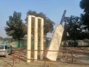 قذافی اسٹیڈیم کے باہر 20 فٹ لمبا بیٹ اور 12 فٹ چوڑی وکٹیں نصب