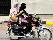 بسوں کی کمی خواتین موٹر سائیکل چلانے لگیں