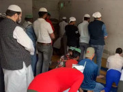 بھارت میں انتہاپسندوں کے روکنے پر ہندو تاجر نے نماز کیلیے اپنا گیراج پیش کردیا