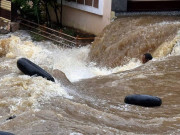 بھارت میں ہندو یاتریوں سمیت 17 افراد سیلاب میں بہہ گئے 100 لاپتہ