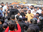 نسلہ ٹاور کا انہدام روکنے کے لیے احتجاج شارع فیصل میدان جنگ بن گئی