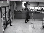 کراچی کے نجی بینک میں ڈکیتی کی ویڈیو سامنے آگئی