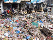 کراچی؛  کچرا پھیلانے پر دکانداروں پر جرمانے