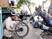 موٹر سائیکل بریک شو بنانیوالے کاریگر معاشی مسائل کا شکار ہوگئے