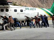 نیپال میں طیارے کا ٹائر پنکچرہوگیامسافروں کودھکا لگانا پڑا