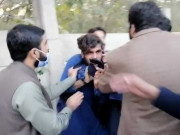 پی ٹی آئی جلسے میں عمران خان کے خلاف نعرہ لگانے والے شہری پر تشدد