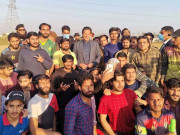 عمران خان وزیراعظم ہاؤس جاتے ہوئے کرکٹ گراؤنڈ میں رک گئے بچوں سے ملاقات