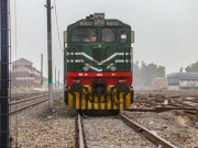 لاہور میں ڈرائیور ٹرین کھڑی کر کے دہی لینے چلا گیا