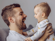 نومولود بچوں سے گفتگو انہیں الفاظ بنانے میں مدد دیتی ہے