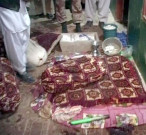 کراچی میں بدامنی کی تازہ لہر آستانے پر حملہ فائرنگ باپ بیٹی سمیت 11 جاں بحق متعدد زخمی 