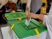 تحریک انصاف کی کارکردگی سے مایوس شہری نے اپنی بیویوں کو الیکشن میں اتاردیا