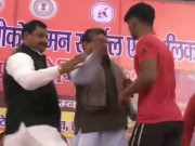 بی جے پی کے رکن پارلیمنٹ نے نوجوان ریسلر کو اسٹیج پر تھپڑ جڑ دیا