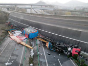 چین میں فلائی اوور گرنے سے 4 افراد ہلاک اور 8 زخمی