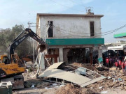 کراچی میں نالے پر تعمیر دھماکے سے متاثرہ عمارت کو مسمار کرنے کا کام شروع